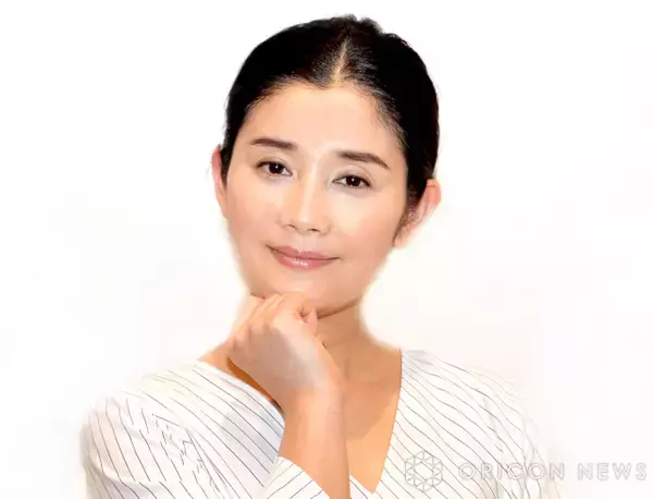 石田ひかり、愛犬の“術後”報告「抜糸までお花つけて過ごすことに」