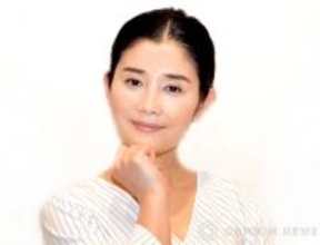 石田ひかり、愛犬の“術後”報告「抜糸までお花つけて過ごすことに」