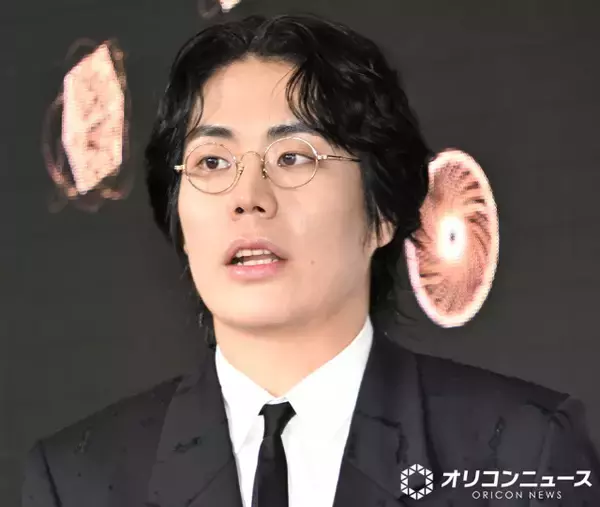 令和ロマン・高比良くるま、映画監督としてレッドカーペット　ケムリも共に登場「騙されて出させられた」