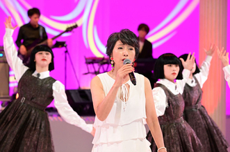 「飛んでイスタンブール」庄野真代、“謎の制服おかっぱ集団”アバンギャルディとコラボパフォーマンス
