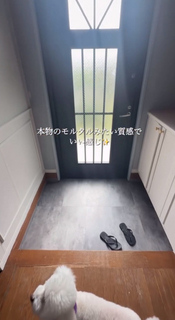 築30年の玄関がガラリと変貌…“パリのアパルトマン風”に、2日がかりのDIYに「フロアタイルに見えない」