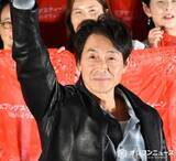 「第1子誕生の吉田栄作、子どもがロックで泣き止む　子育ての方針も明かす「とにかく自由に」」の画像1