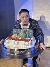大江裕、故郷・岸和田で誕生日ディナーショー開催　祖父母の登場とサプライズに涙