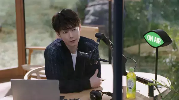 佐藤健、リスナーの悩みに親身に寄り添う　「綾鷹」新CMシリーズに出演