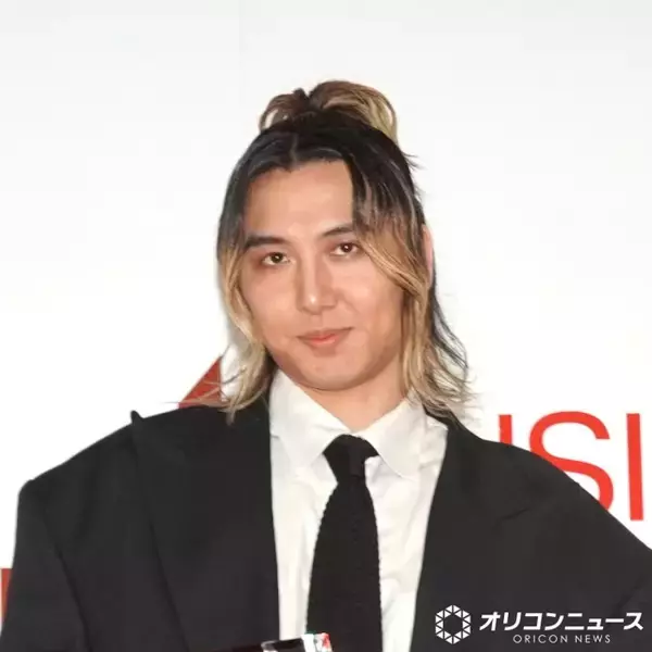 藤井 風、ゴールドの運転免許証を公開して大反響…英語でさらりメッセージ　取得種類も明らかに