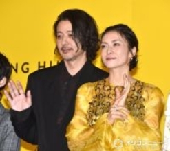 柴咲コウ、ようやくオダギリジョーと一緒に舞台あいさつで笑顔　パネルで参加も「すごくかわいかった」