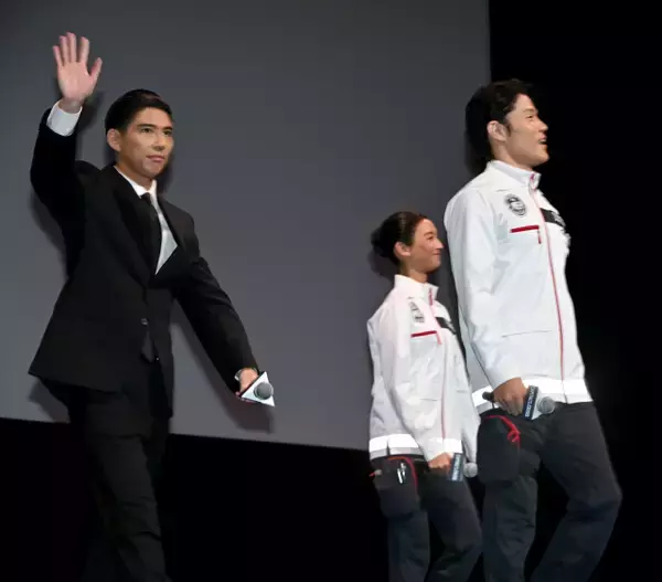 賀来賢人、試写会中にひげを剃る　『TOKYO MER』上映後に特大サプライズで役衣装で登場「音羽仕様には早ひげ剃り」