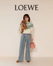 坂本九さん妻・柏木由紀子、愛犬抱っこで銀座に登場　「ロエベ」日本最大旗艦店オープン記念フォトコール