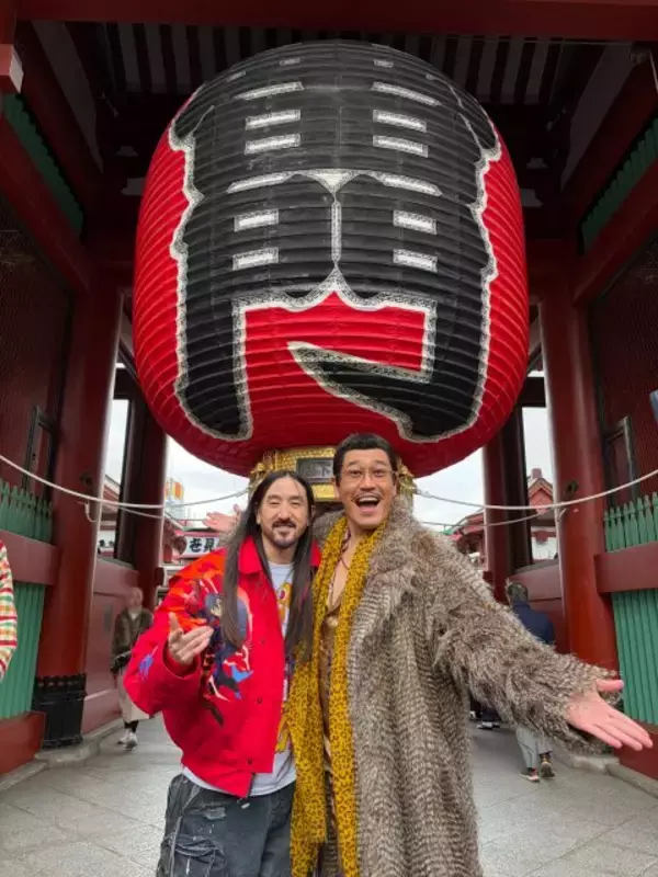 ピコ太郎、浅草の雷門で世界的DJスティーヴ・アオキと偶然遭遇!?