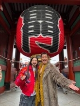 ピコ太郎、浅草の雷門で世界的DJスティーヴ・アオキと偶然遭遇!?