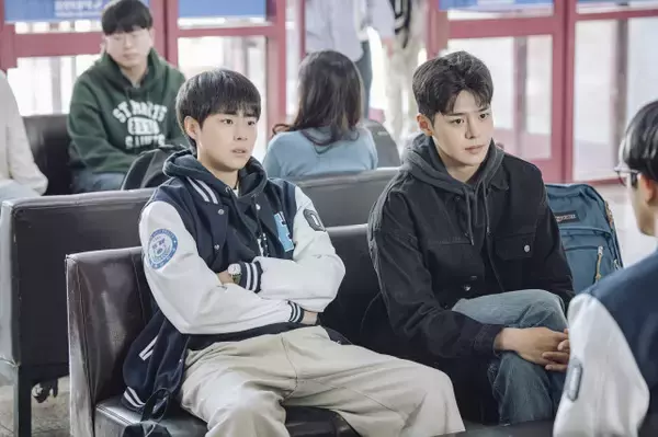 【あすから】“大学の同期” チョ・ビョンギュ＆リョウンらの青春ラブコメディー　韓国ドラマ『布団キックロマンス』放送スタート