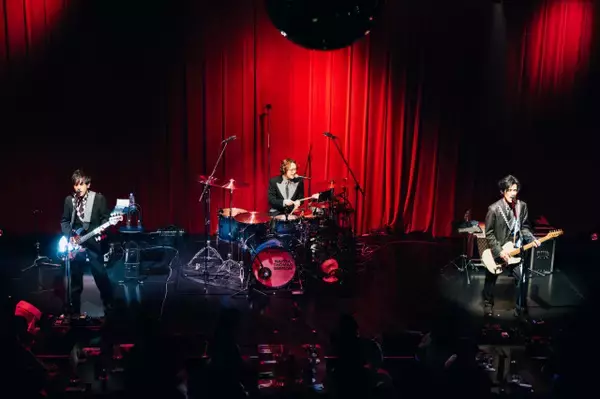 NARITA THOMAS SIMPSON、Billboard Liveツアー『人生はとんとん』が開幕　懐かしの楽曲に涙するファンも