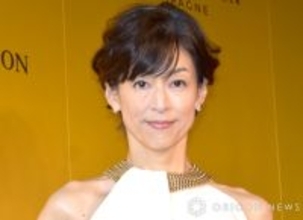 57歳・鈴木保奈美、二の腕＆デコルテあらわで「ムキムキに見えるな～」　上品ドレス姿に「マッチョな保奈美さんもカッコイイ」