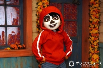 【ディズニー・ハロウィーン】TDSでは『リメンバー・ミー』のミゲルがおもてなし　マリーゴールドの花がところどころに【現地レポ】
