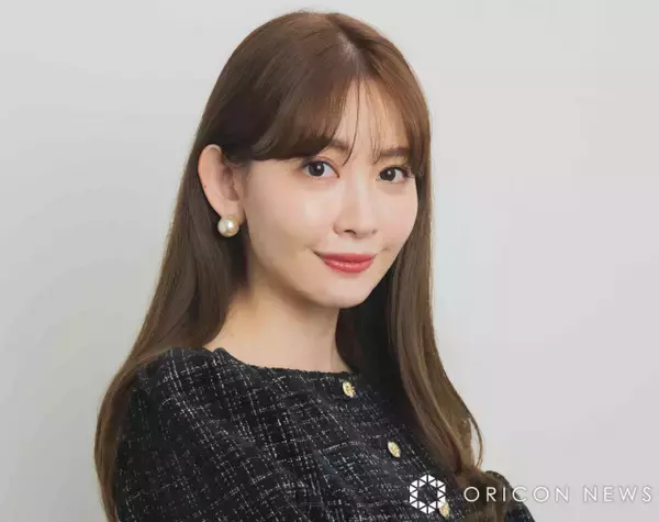 小嶋陽菜、現役社長の“ピタピタ”ワンピでデート風ショット「艶やかですな」「“尊い…” って声出た」