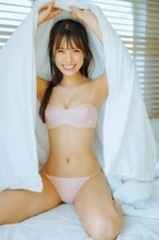 『ウルトラマンデッカー』村山優香、ランジェリー姿で艶っぽく