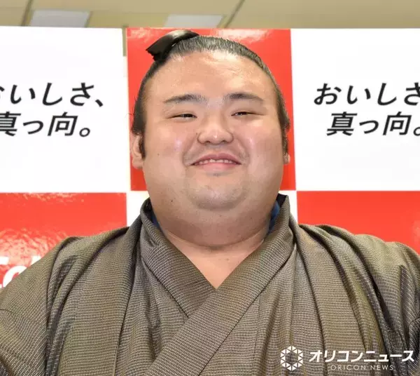 元貴景勝・湊川親方、優勝額バックに“激変”姿「同じ人物とは思えません…」「ふくらはぎは現役ですね」