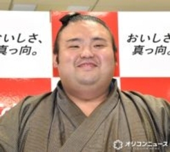 元貴景勝・湊川親方、優勝額バックに“激変”姿「同じ人物とは思えません…」「ふくらはぎは現役ですね」