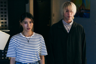 土屋太鳳＆佐久間大介『マッチング TRUE LOVE』、不穏な表情でたたずむ　場面写真＆相関図解禁