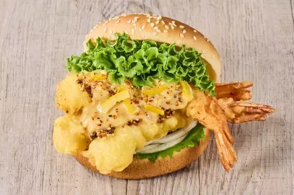 フレッシュネスバーガーに“うま味1.5倍”の『神の海老バーガー』が期間限定で登場、希少すもも「秋姫」レモネードも