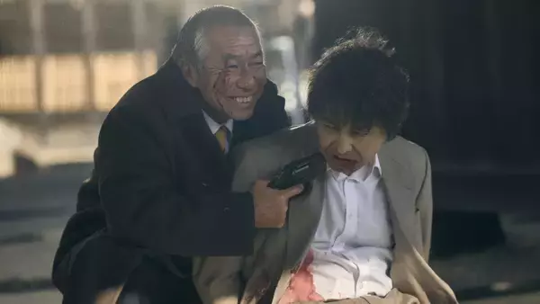 柳葉敏郎、安田顕の頭に銃を突きつけ狂気の表情「この作品は生半可な気持ちじゃできない」　『ドンケツ2』最終回場面カット解禁