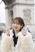 齊藤京子、初めてのパリで見せた笑顔　エッフェル塔＆凱旋門を背景に「どこを切り取っても絵になる」
