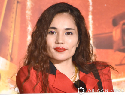 平野ノラ、大沢あかねの“美人化”に「ベッケンバウアーもおったまげ～！」　2ショットに反響「え？姉妹？」