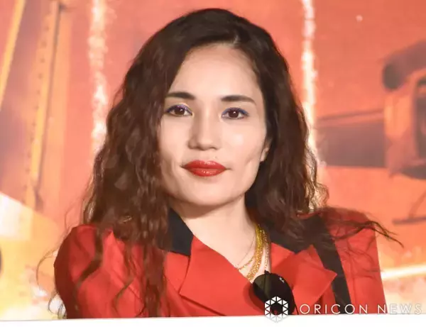 平野ノラ、大沢あかねの“美人化”に「ベッケンバウアーもおったまげ～！」　2ショットに反響「え？姉妹？」