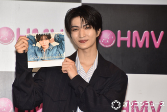 知念英和、念願のカレンダー発売に笑顔　スーツ姿の撮影は「男性スタッフからのオレンジ色の声援を」