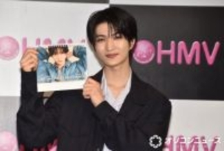 知念英和、念願のカレンダー発売に笑顔　スーツ姿の撮影は「男性スタッフからのオレンジ色の声援を」