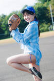 「中日愛溢れる美ボディアイドル・杉井みぃ、グラウンドで野球グラビア「家系的にドラゴンズブルーの血が流れています」」の画像1