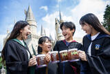 「USJ『ハリー・ポッター』、バタービールに特別デザイン登場　映画『賢者の石』25周年記念フード＆グッズ」の画像1