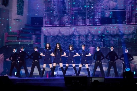休養中のILLIT・MOKA、韓国公演を客席から応援「ILLITはいつでも5人」　新曲をステージ初披露