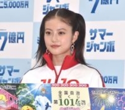 今田美桜、ツインテール×スポーティーな装い　今年のジャンボなニュースを明かす「最近、海外で」