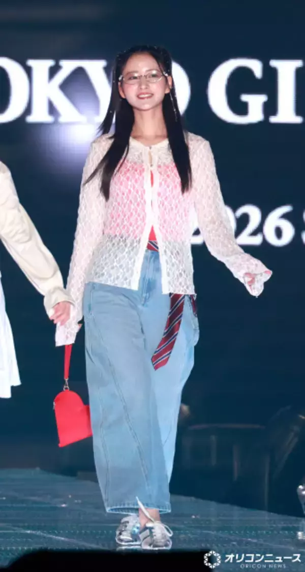 【TGC】乃木坂46金川紗耶、ハーフツイン＆メガネ姿で会場魅了　圧巻のスタイル披露