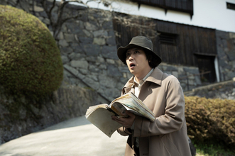 尾上松也版・金田一耕助、トレンチコートを着た新たな姿　映画『八つ墓村』場面写真10点一挙公開