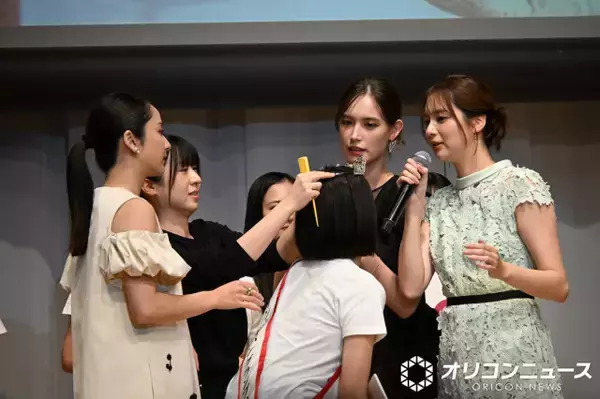 『ミス・ティーン・ジャパン』でプチハプニング　髪がサラサラすぎてティアラ決まらず　新川優愛＆平祐奈＆トラウデン直美が大慌て