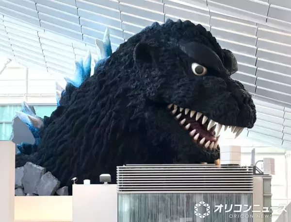 羽田空港に40メートル級のゴジラが“出現”　旅客をお見送り＆お出迎え