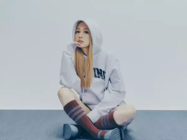 西野カナ、新曲「君のせい」新ビジュアル公開　ブロンドヘア×パーカーの新鮮なショットに