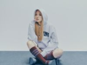 西野カナ、新曲「君のせい」新ビジュアル公開　ブロンドヘア×パーカーの新鮮なショットに