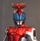 「『仮面ライダーカブト』20周年　公式Xで記念のロゴを公開　クロックアップしたカブトもちらりと登場」の画像1