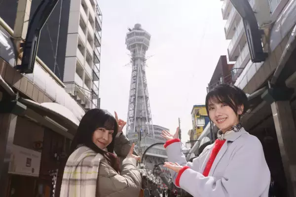 波瑠＆麻生久美子、通天閣をバックに笑顔　W主演『月夜行路』大阪ロケ写真公開