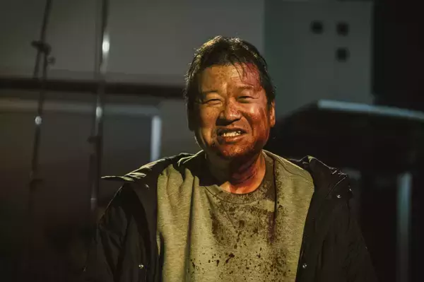 佐藤二朗主演『名無し』現場はまさかの和気あいあい　衝撃の“断髪式”映像も解禁