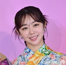 峯岸みなみ、最新ノロケ話で照れ笑い　夫からの“暗闇かくれんぼキス”を告白