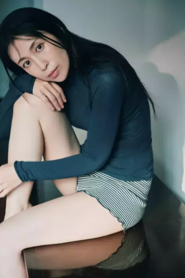 48歳・雛形あきこ、ベッドで枕を抱えた姿＆下着で大胆な後ろ姿などを公開　22年ぶり写真集タイトルも決定