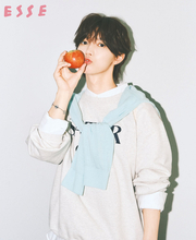 Travis Japan七五三掛龍也、『ESSE』まるで“パリの男の子”なカットを先行公開　“ごほうびごはん”は「焼き肉やステーキ、イタリアン」