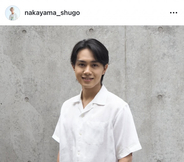 中山秀征の次男・中山脩悟が大学卒業を報告　校舎前での記念写真公開「昼は大学、夜はレッスンという日々」