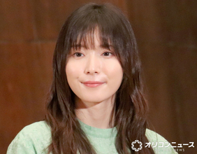 松岡茉優、“印象ガラリ”ショートカット姿の新ビジュアル披露に反響「短髪キマってる！」「可愛い＆超イカしてる！」