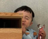 「「んまー！」“隠れているつもり”…1歳息子が初めてのトッポをパクリ　禁断の味を知った表情に「ロッテのCM来て」の声」の画像1