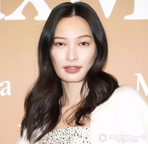 35歳・大政絢、1歳の息子と手繋ぎ2ショット「パパそっくり」「幸せが伝わってきます」